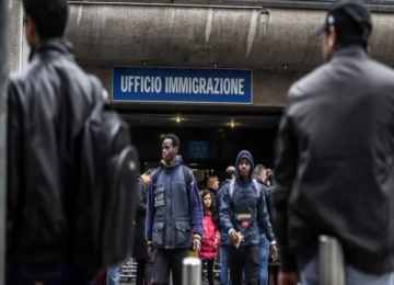 意大利移民，为什么意大利修改了移民法，将大量遣返移民？ 